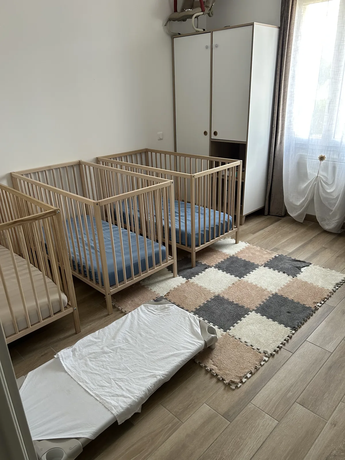 Chambre de repos avec lits bébé