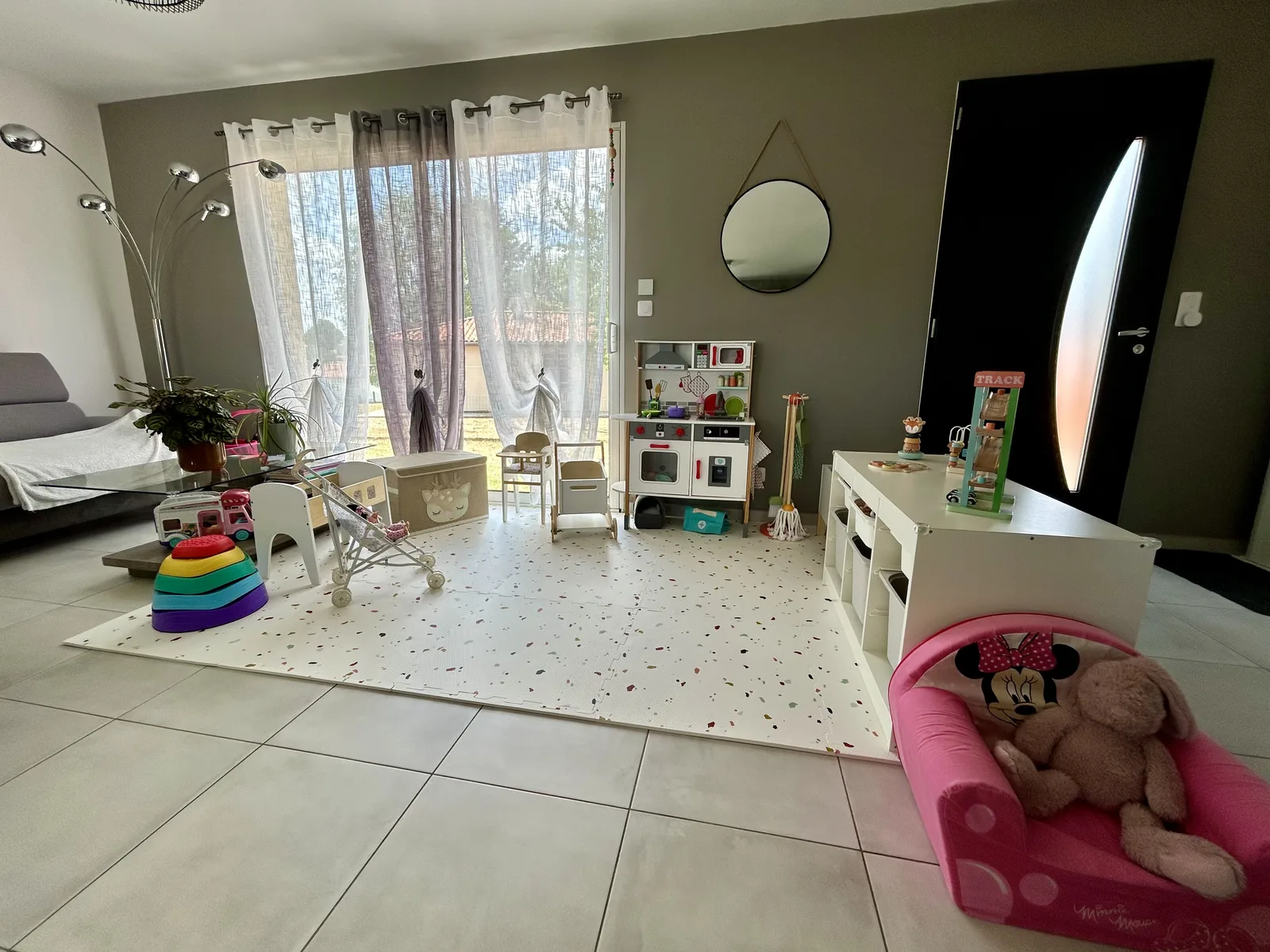 Espace de jeux rénové dans le salon